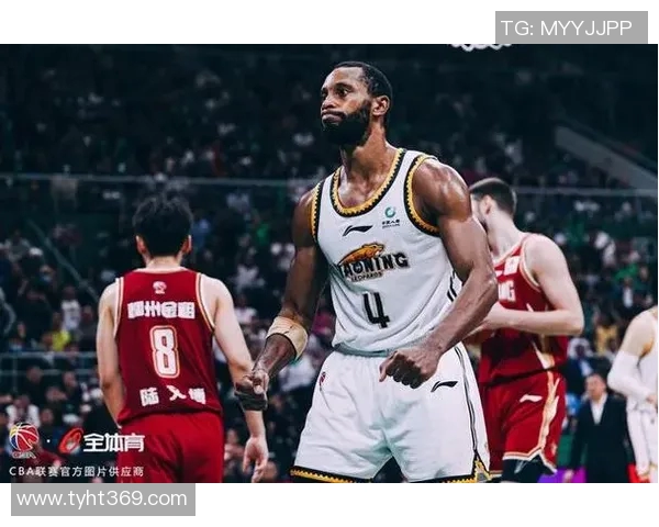 三号篮球明星的崛起与挑战:从校园到职业赛场的奋斗历程与成就分享